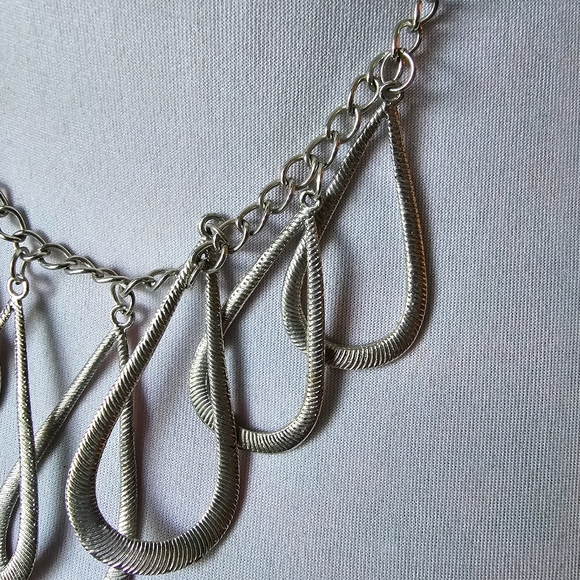 Necklace with multiple teardrop shaped pendants textured silver tone - Picture 4 of 10